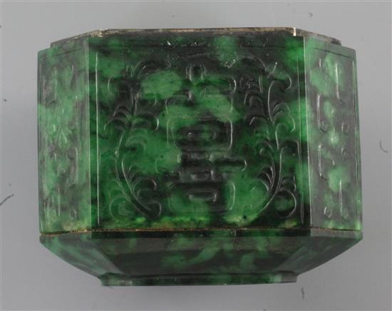 A Chinese carved Maw Sit Sit jade box and cover, 20th century, 6.8cm